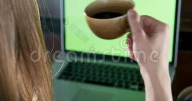 关心的女人<strong>喝咖啡</strong>，在笔记本电脑上工作，看着办公室里<strong>思考</strong>解决问题。 严重